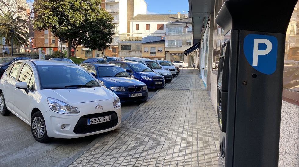 En algunas calles de O Barco parece un día normal por la cantidad de coches aparcados