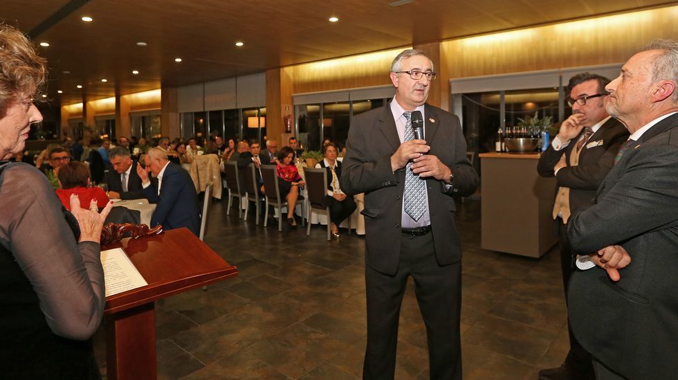 Homenaje al inspector jefe José Antonio Rilo en la cena benéfica de Renacer