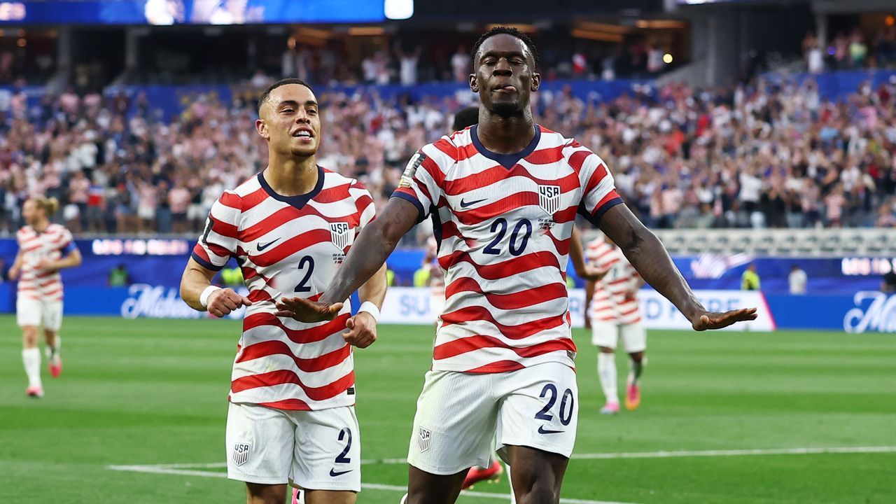 MartiLazaroChloeLaisne.Folarin Balogun celebra uno de sus goles a Paraguay junto a Sergi�o Dest.