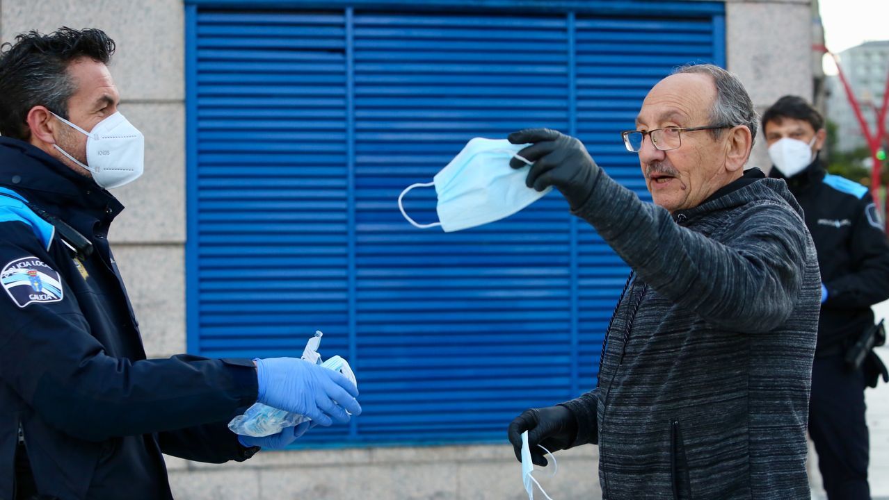 Entrega de mascarillas por las calles de Vigo