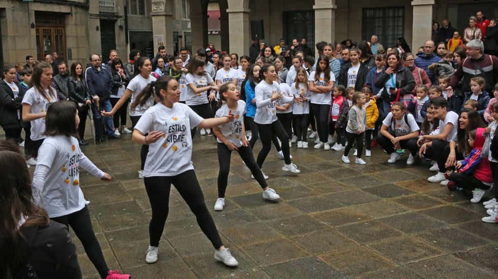La lluvia no pudo con el puente.El Concello de Ourense canceló las actuaciones del Día de la Danza en la calle, pero algunas escuelas bailaron igual