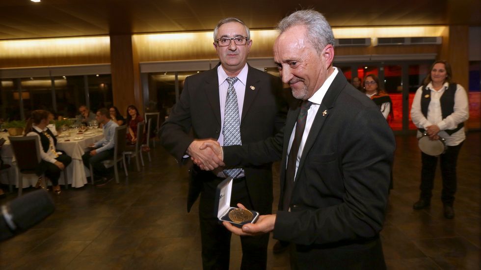 Homenaje al inspector jefe José Antonio Rilo en la cena benéfica de Renacer