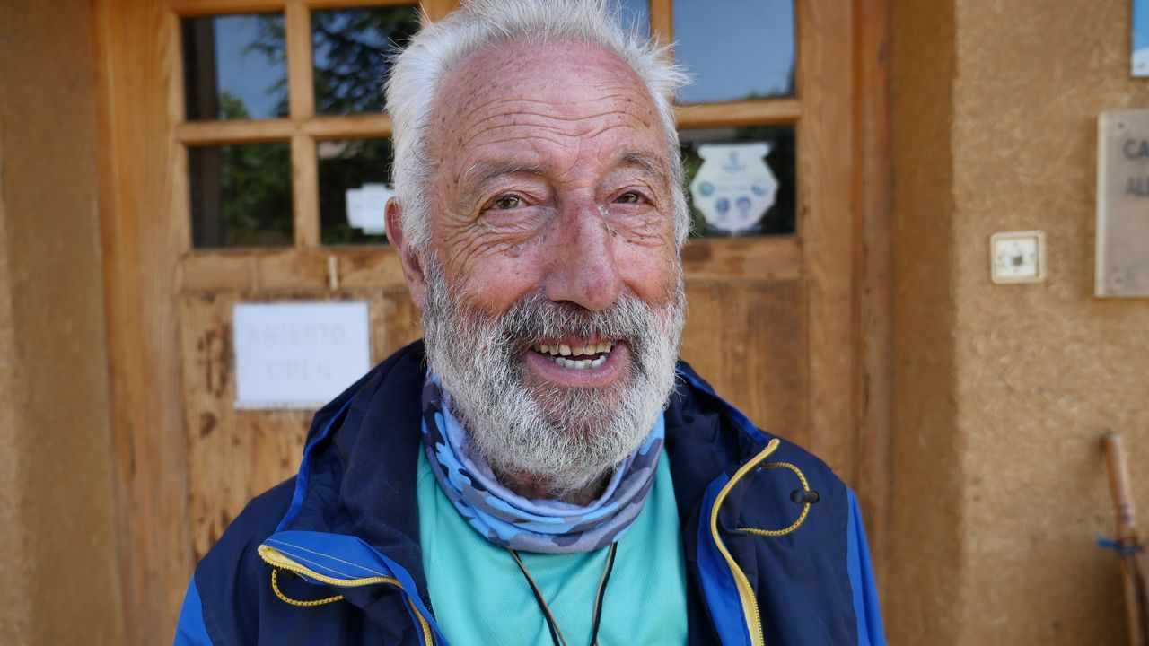 Juan Alonso, de 80 años, hace el Camino con problemas en una rodilla por una ataxia