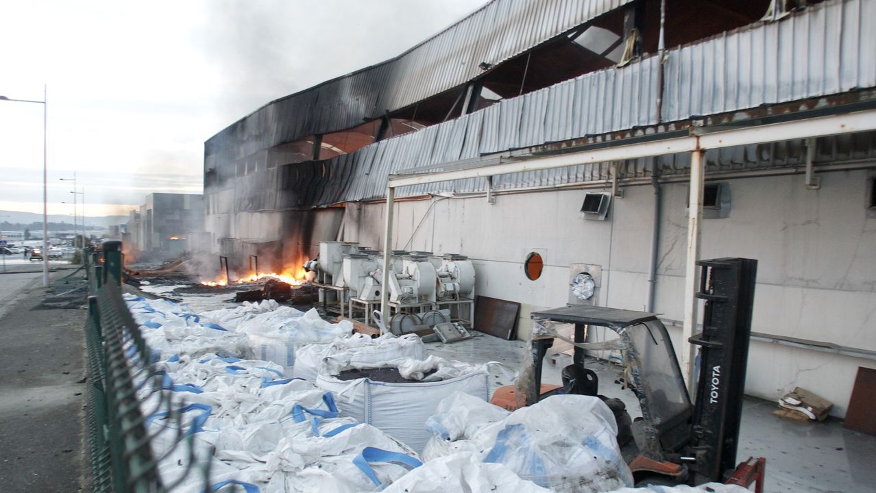 Así amaneció tras el incendio la fábrica de bolsas de papel de Narón