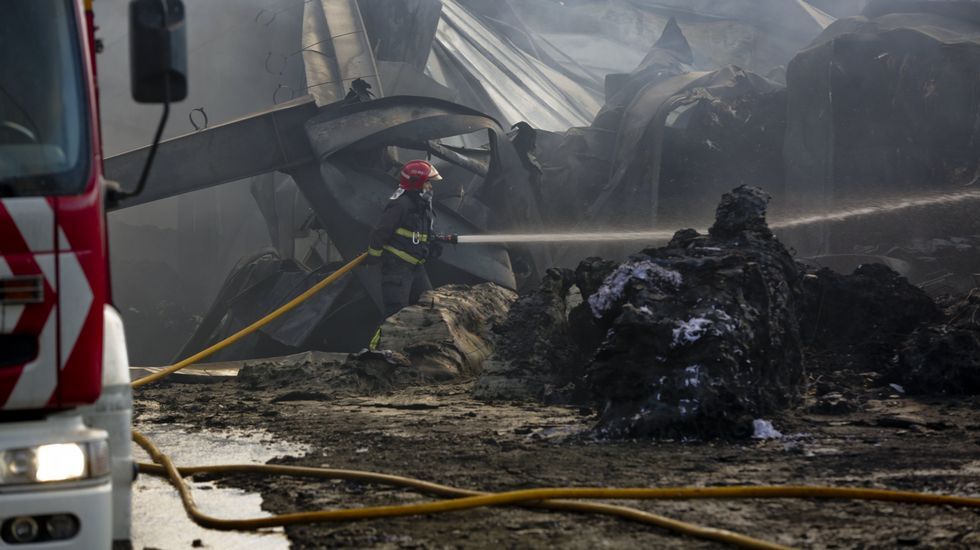 Cenizas tras el voraz incendio en la nave de reciclaje de Acteco en el polígono industrial de Sabón, en Arteixo