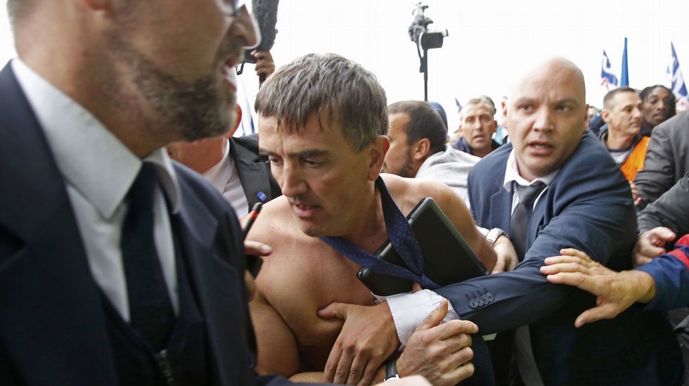 Decenas de trabajadores de la aerolínea francesa Air France penetraron hoy en la sede del grupo y agredieron a miembros de la dirección en el momento en el que desgranaban su plan de ajuste, que incluye el despido de 2.900 empleados.