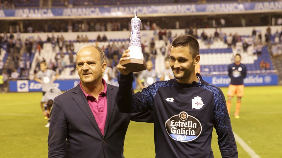 Lucas, siguiendo el partido en el palco de Riazor