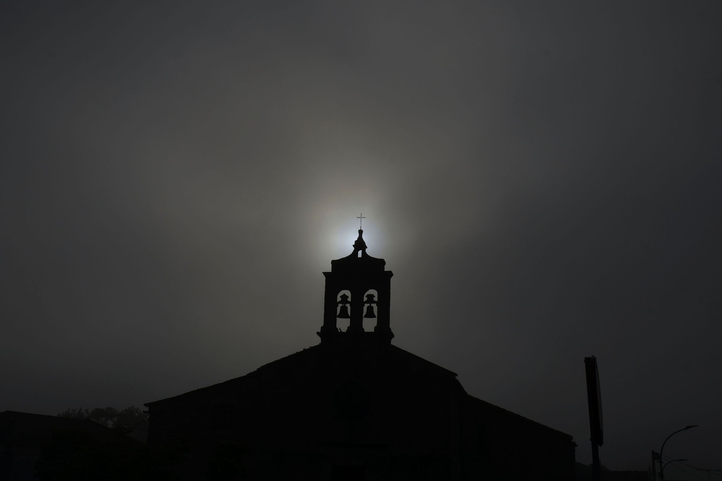 A nboa levanta sobre a igrexa do Burgo. 24/05/2024