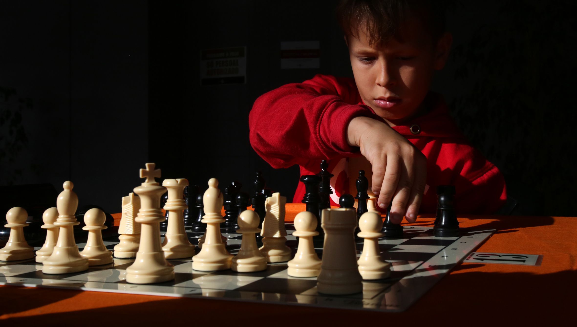 Un rapaz xoga  xadrez en Vilagarca. 16/11/2024