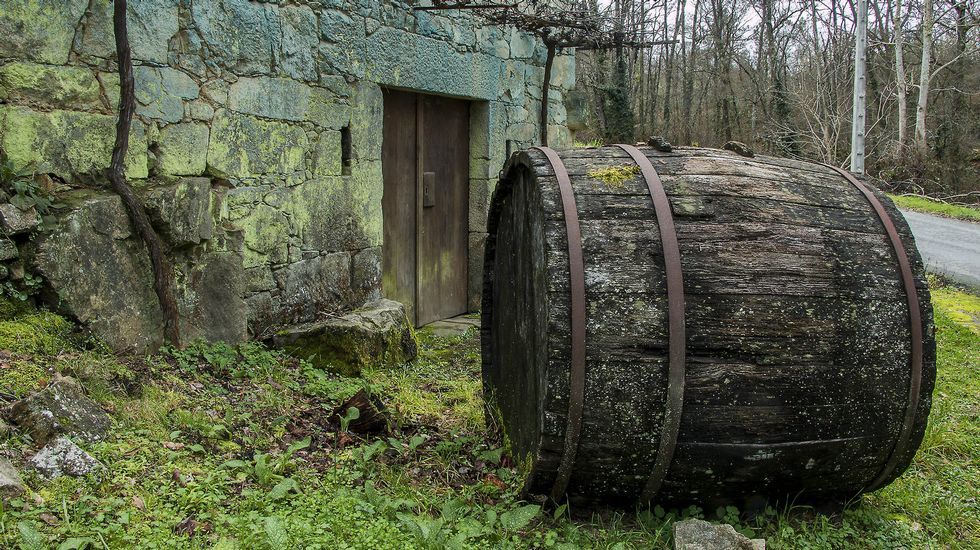 Una vieja cuba de gran tamaño ante las bodegas de A Vila do Mato