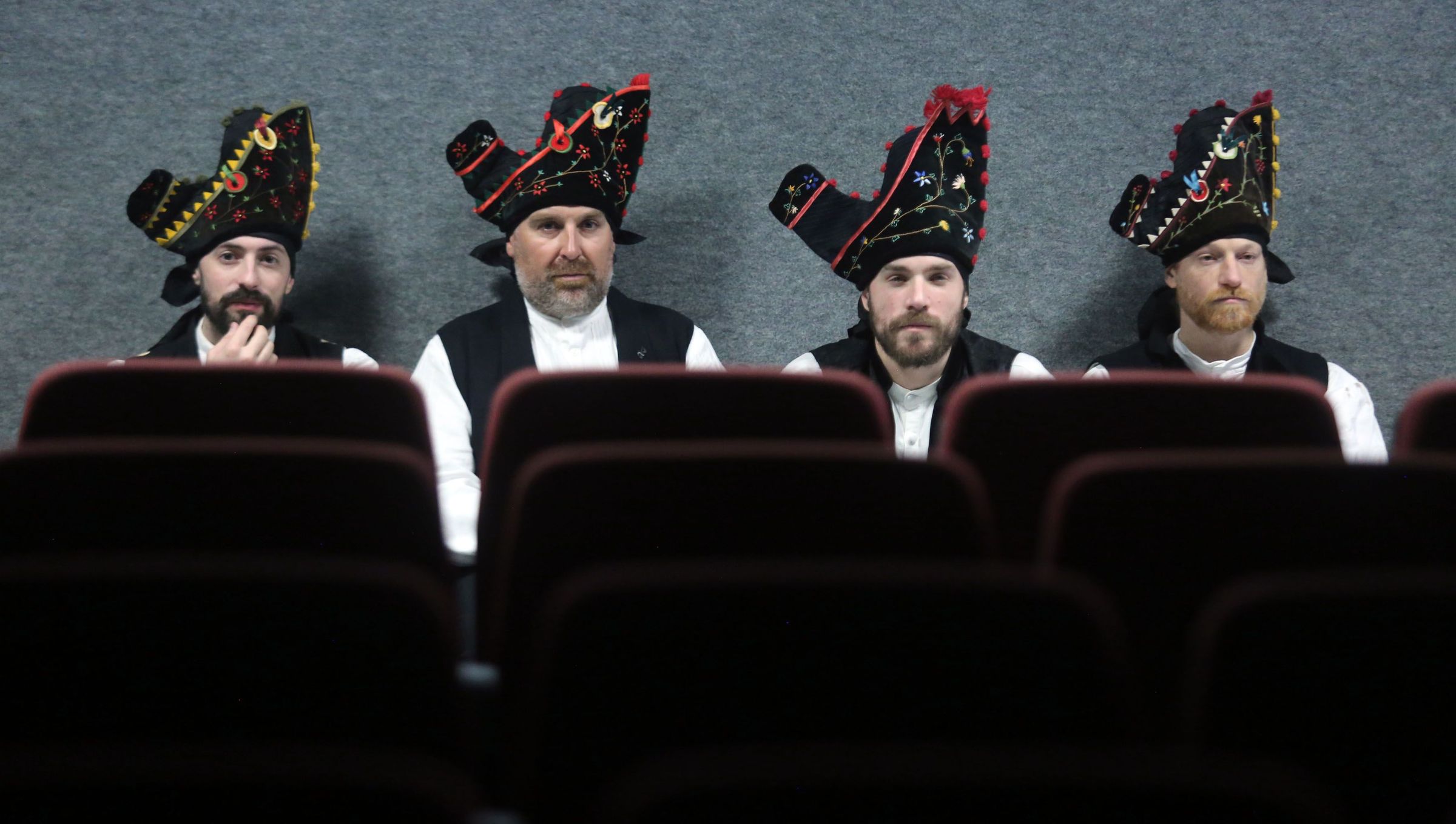 Un grupo de gaiteiros agarda o momento da sa actuacin en Meis. 21/02/2025