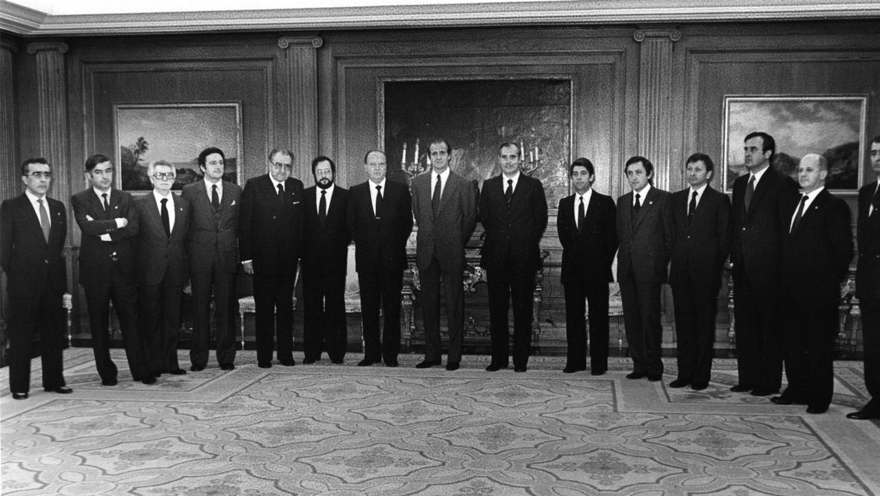 Los miembros de la primera Xunta de Galicia con Gerardo Fernández Albor al frente, son recibidos en la Audiencia por el rey Juan Carlos en el palacio de la Zarzuela.