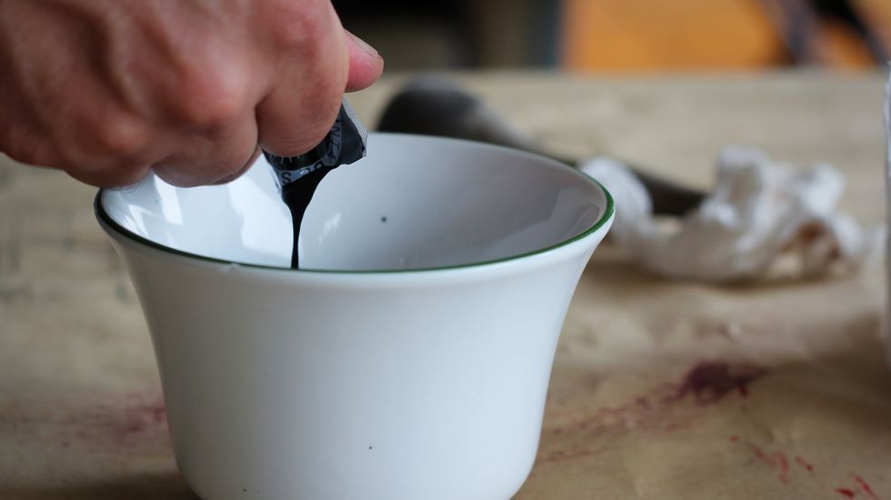 peixes de tinta.La tinta de calamar se vuelca en un cuenco, con dos sobres tenemos suficiente para ocho estampaciones