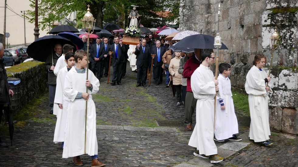 La lluvia no pudo con el puente.En el conjunto de san Domingos en Ribadavia se celebró la procesión de san Pedro, abogado de los males de la cabeza
