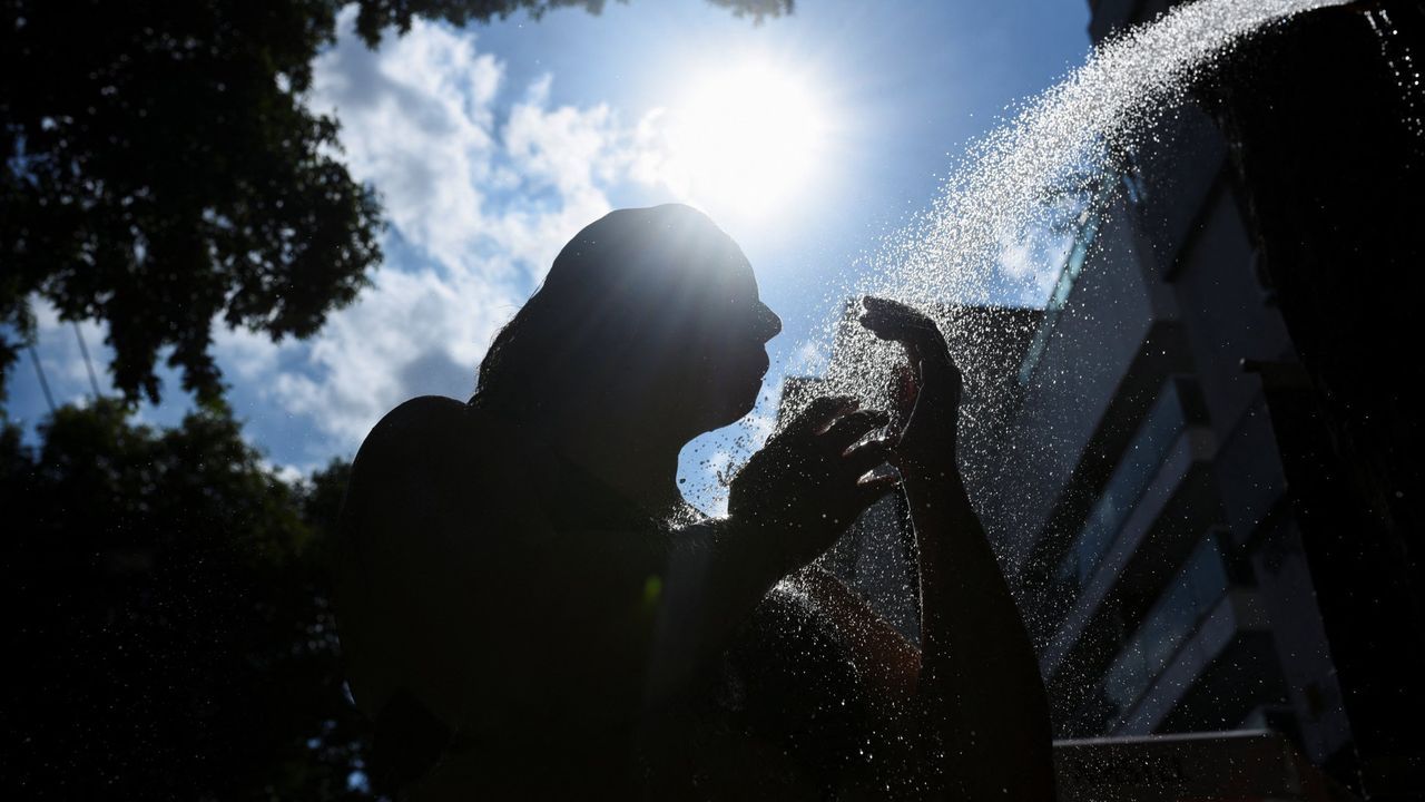Una joven se refresca durante una ola de calor