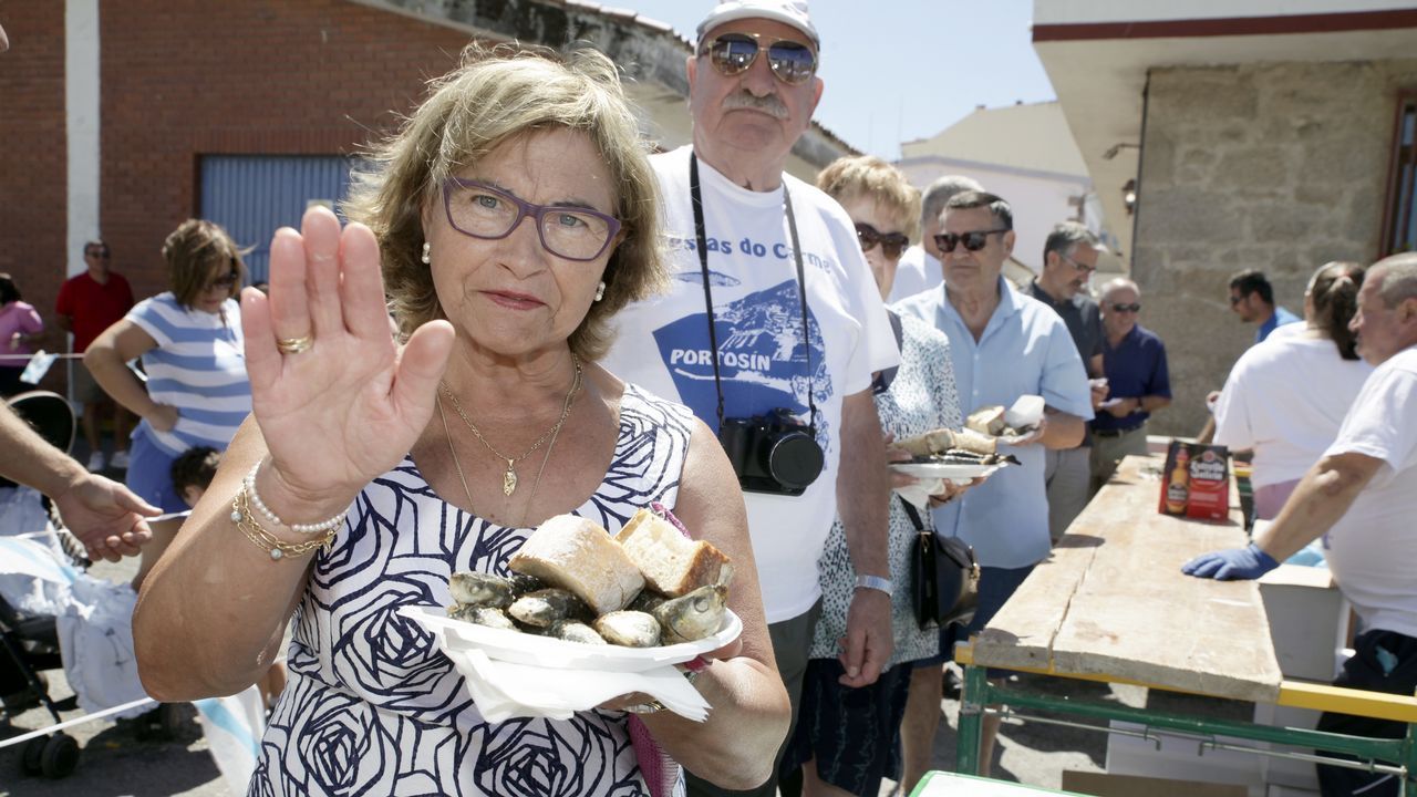 ¡Búscate en la sardiñada de las fiestas del Carmen de Portosín!.