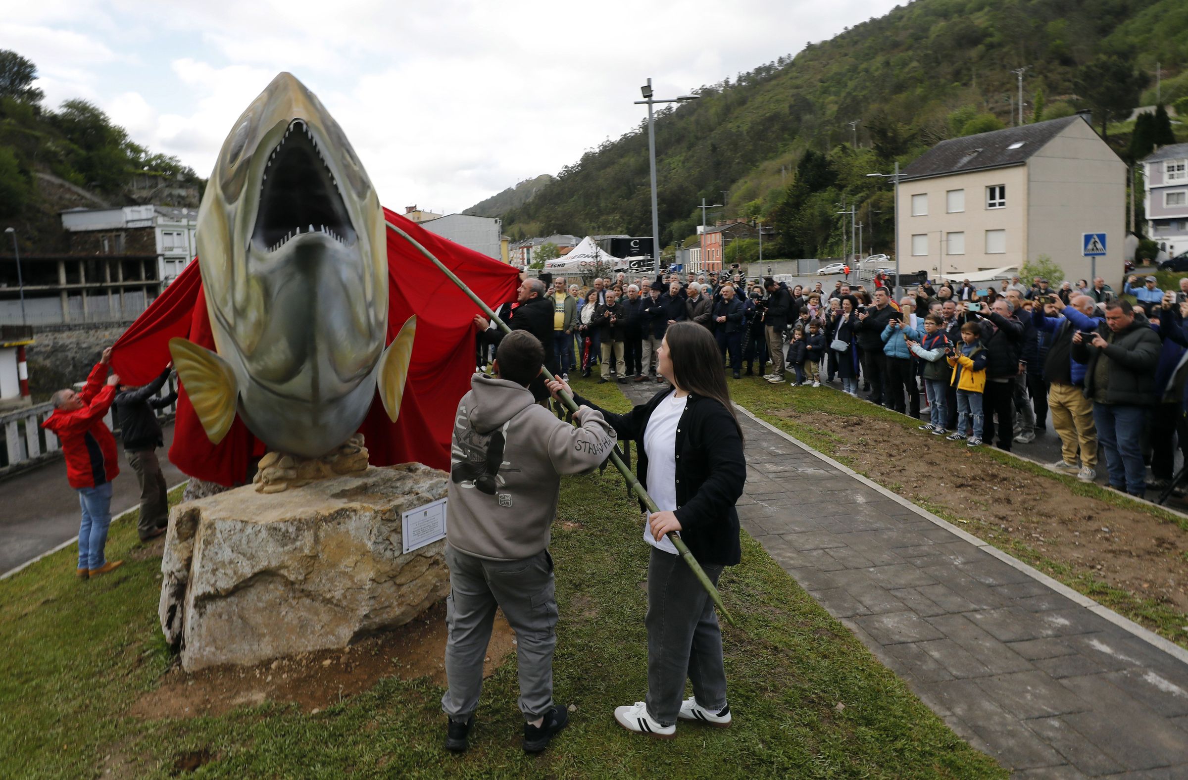 A Pontenova xa pode presumir de ter a escultura da troita m�is grande do mundo. 29/04/2024