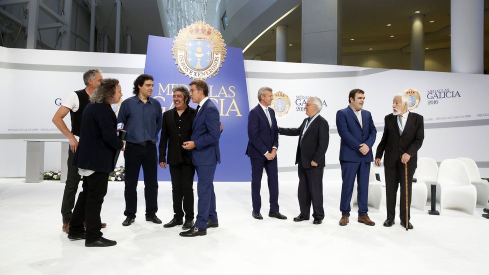 Feijoo preside la imposición de las Medallas de Galicia 2016 a Gallego, Leiro, Los Suaves y Losada