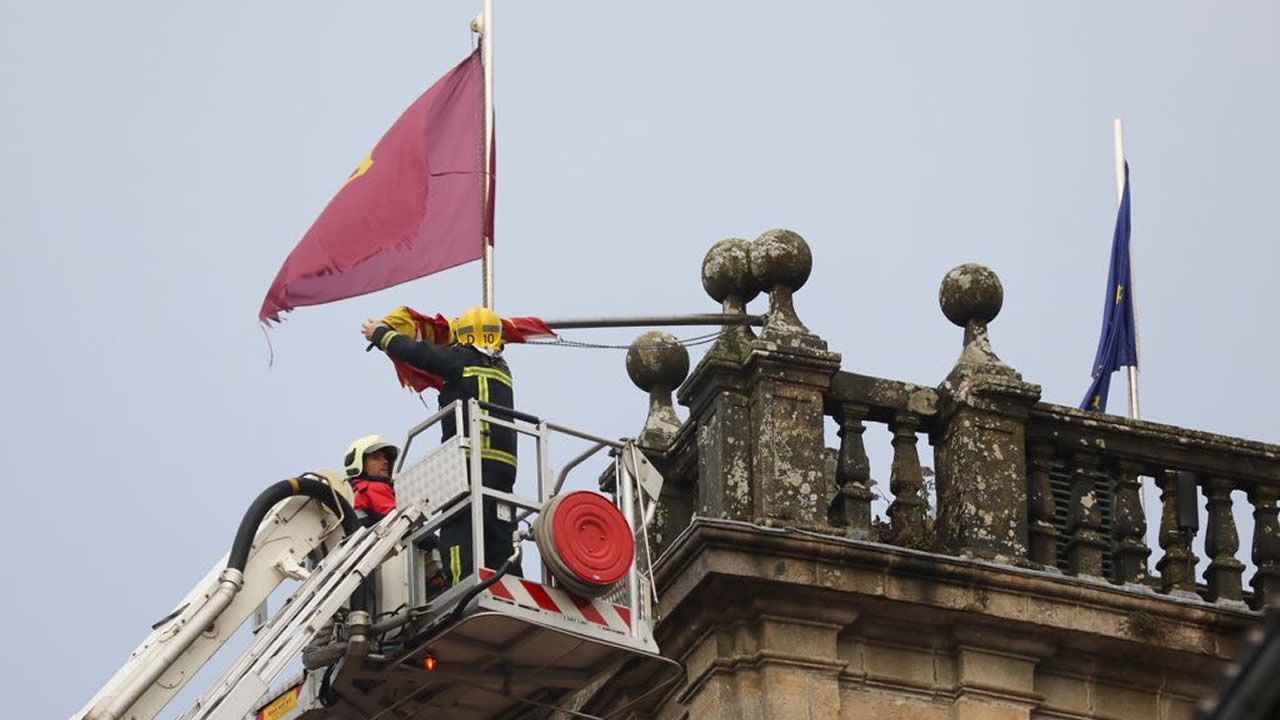 .En Santiago, los bomberos tuvieron que retirar la bandera del rectorado que amenazaba con caer al suelo