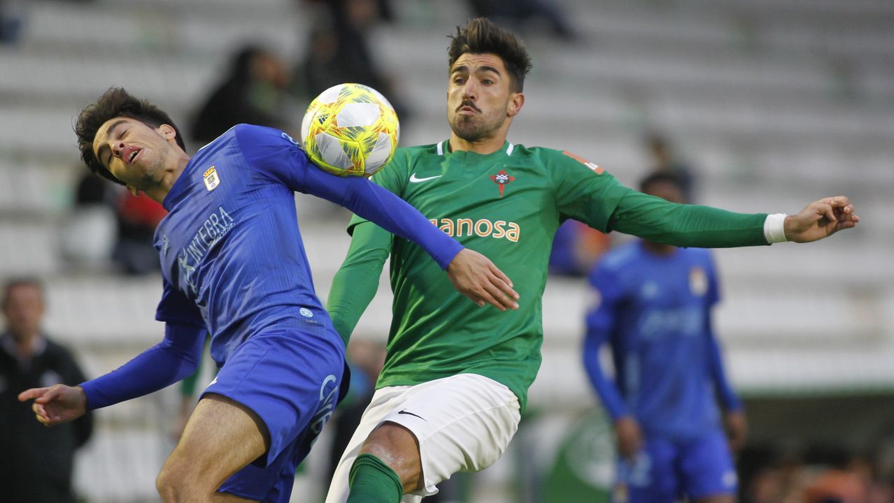 Raúl Prado disputa un balón ante el Racing de Ferrol