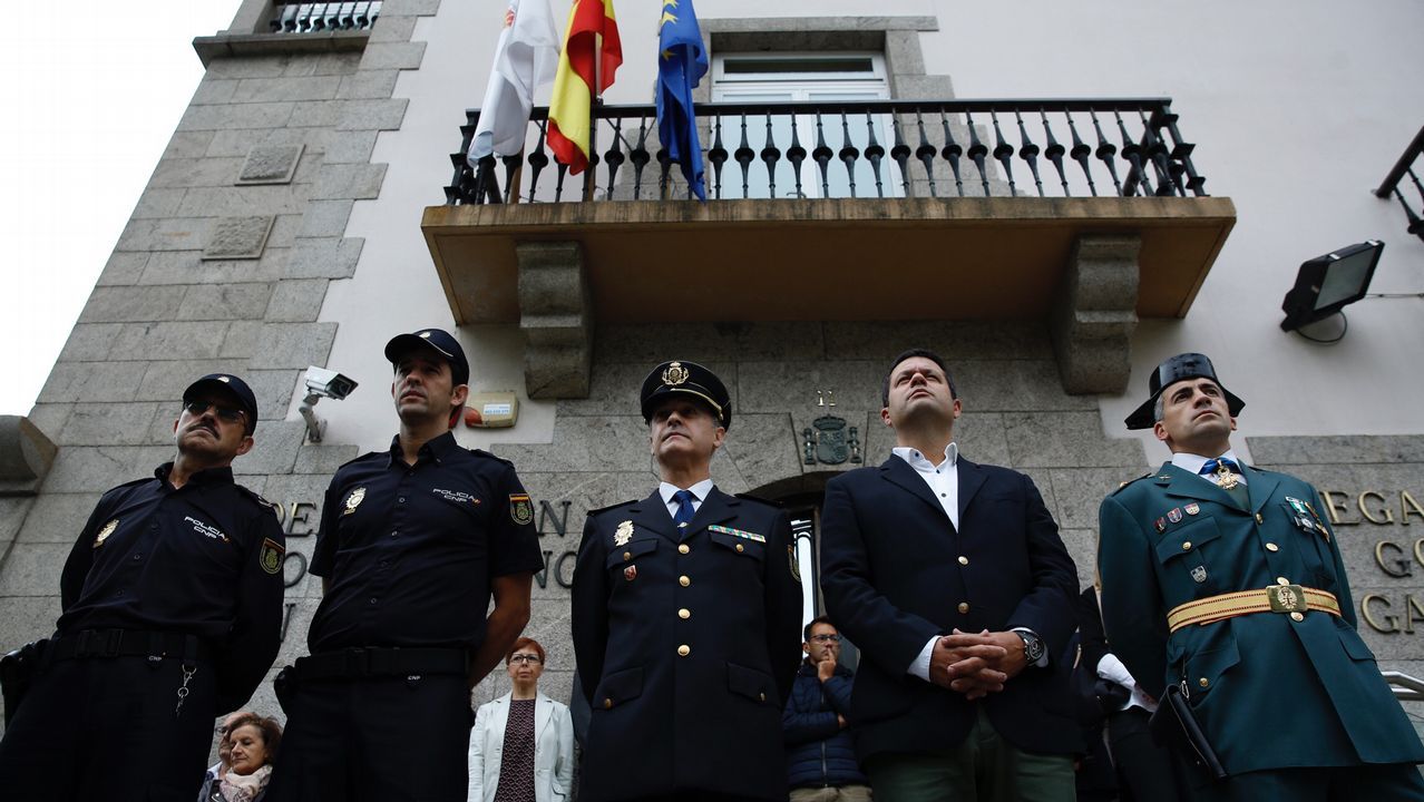 Concentración delante de la Delegación del Gobierno por los incendios forestales en Galicia
