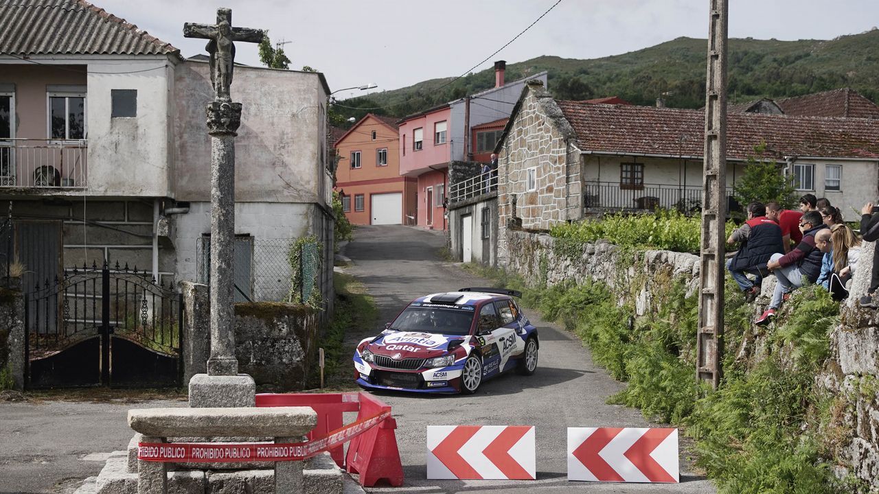 A todo gas en el pueblo de Barroso.La curva del Cruceiro fue un buen escenario para disfrutar del Rali de Ourense