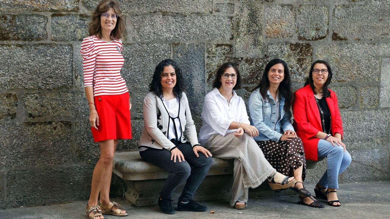 La nueva directiva de AMIT Galicia, con Carmen Mart�nez, la presidenta, en el centro