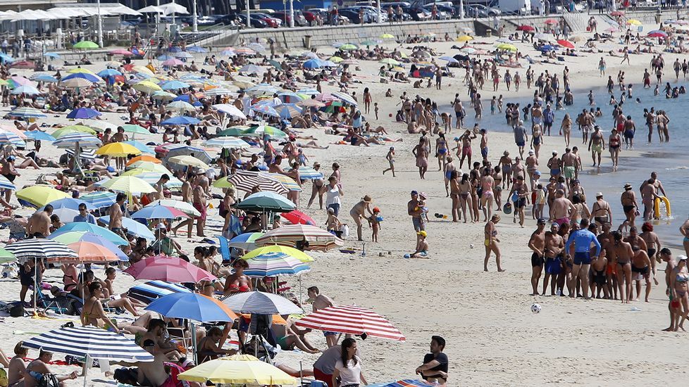 Sin apenas hueco para poner la toalla en el arenal vigués