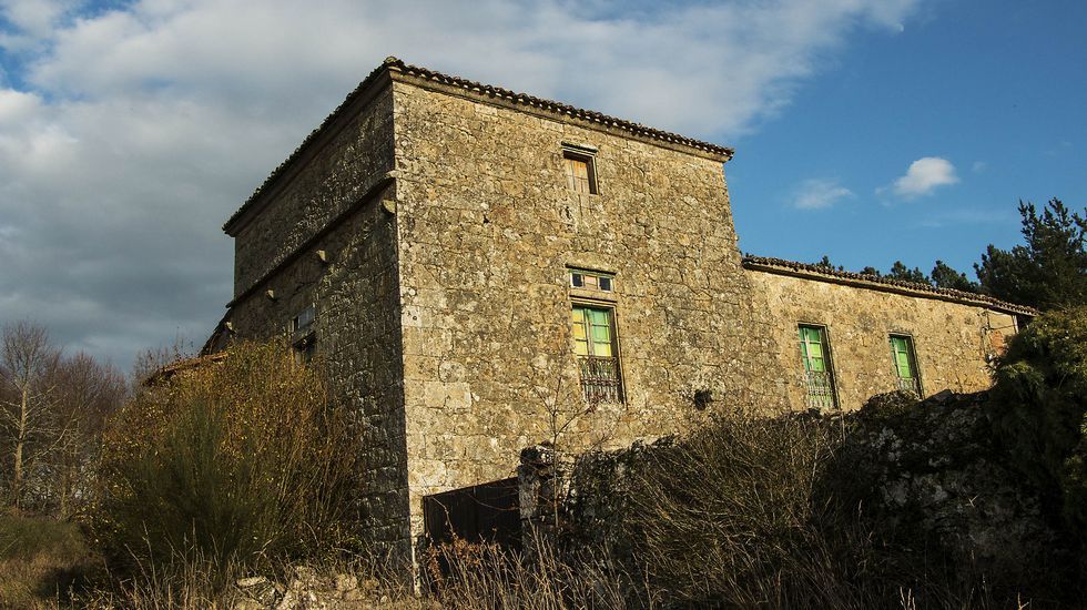 Aunque lleva mucho tiempo abandonada, la casa torre de Mouro ofrece un imponente aspecto
