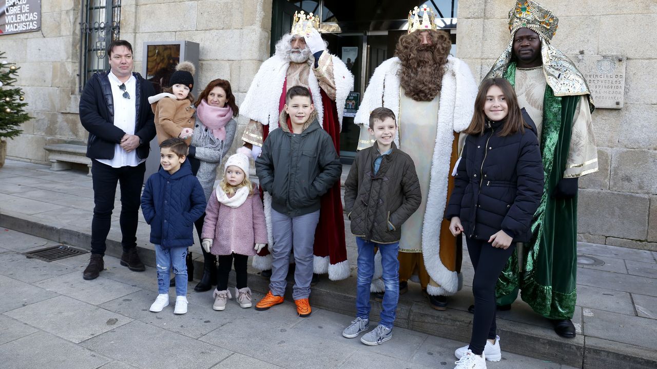 Eduardo posando con la guardia pretoriana que ha logrado que los Reyes cumplan su sueño después de una década pidiendo un ordenador