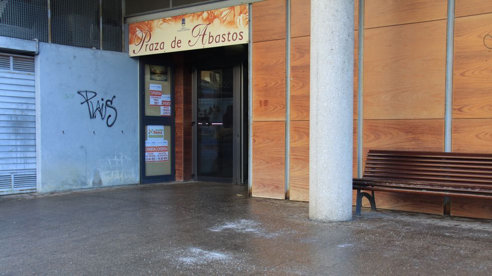 Carámbanos.Helada a las puertas de la plaza de abastos en O Barco de Valdeorras