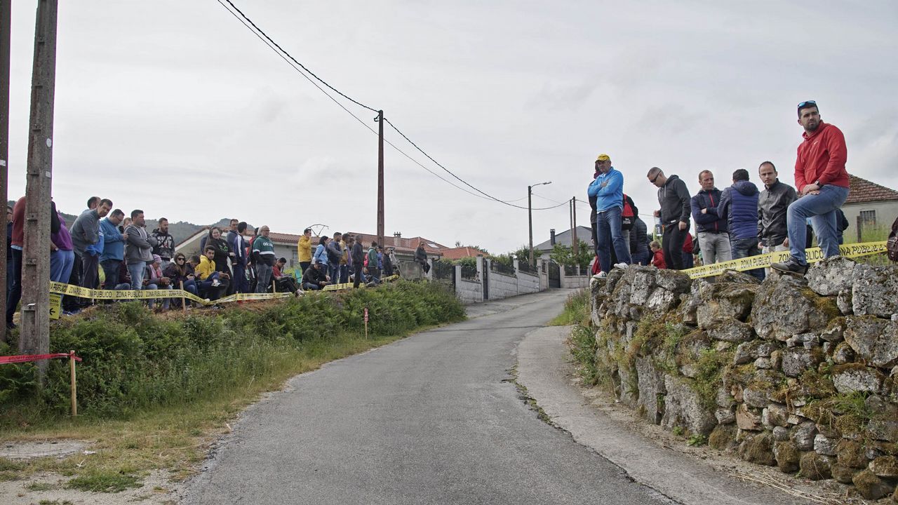 A todo gas en el pueblo de Barroso.La curva del Cruceiro fue un buen escenario para disfrutar del Rali de Ourense