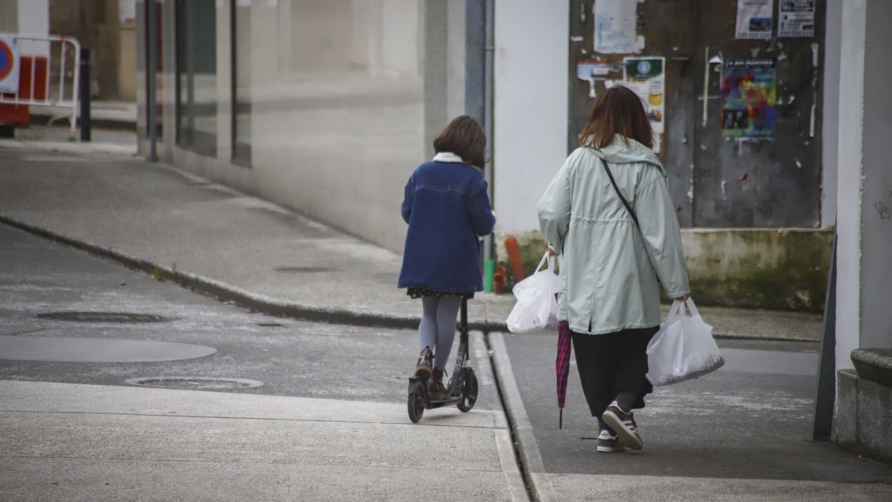 El primer paseo de los niños de Barbanza, en imágenes.Los viandantes regresaron al paseo de Coroso