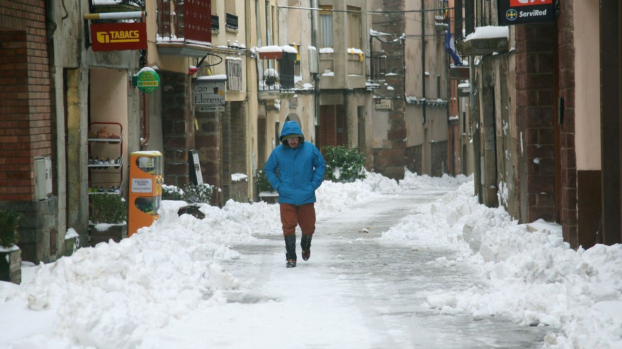 Una persona camina por una calle de Prades (Tarragona)