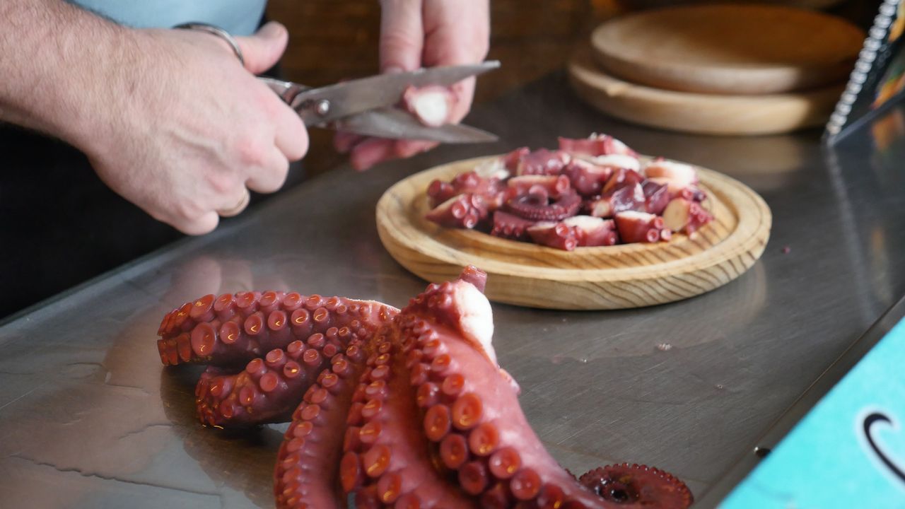 Ernesto Pereira de la pulpería A Garnacha de Melide, preparando una ración