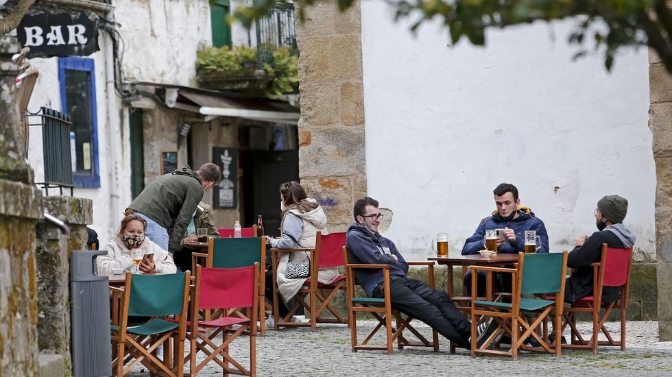 Terrazas llenas en la zona vieja de Pontevedra