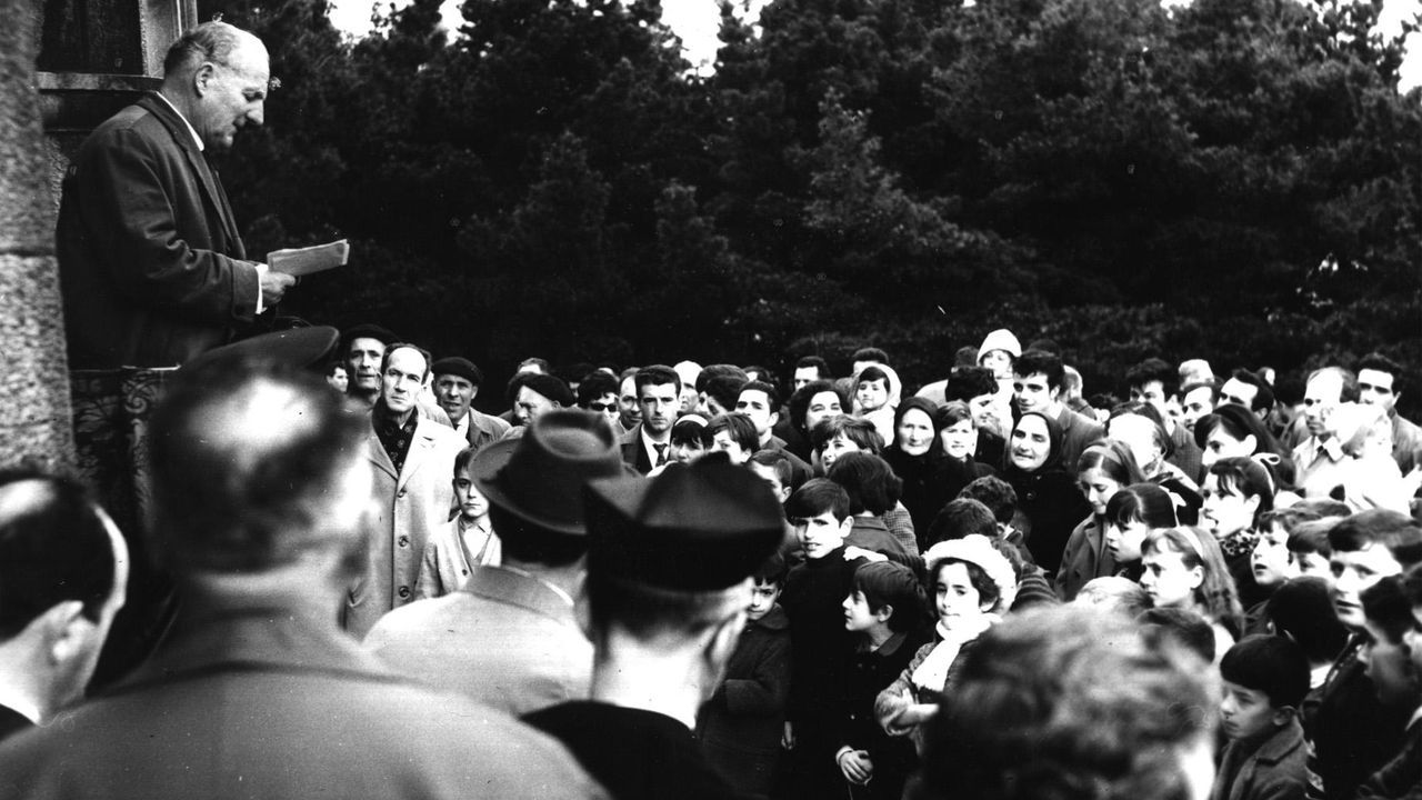 FEDERICO GARCIA MAESTRO NACIONAL Y GRAN ESTUDIOSO DE LOS ARBOLES EN PLENO DISCURSO A LOS NIÑOS DE UN COLEGIO EN EL PARQUE DE SANTA MARGARITA, EN 1966