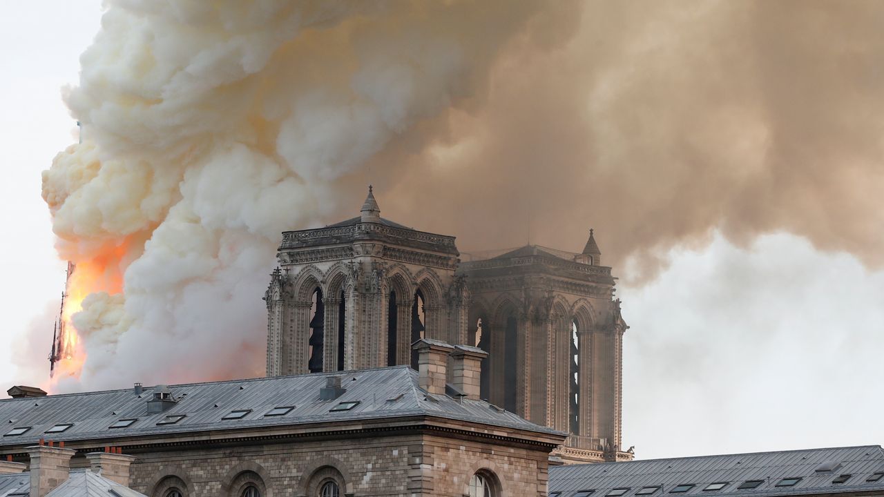 Unos bomberos dentro de la Catedral de Notre Dame