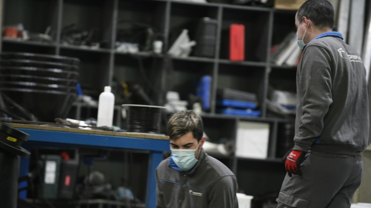 Empresa Proferplas de Lalín trabajando con mascarillas