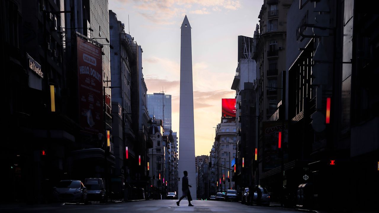 Un transe�nte cruza una avenida vac�a en Buenos Aires, bajo confinamiento desde el 20 de marzo