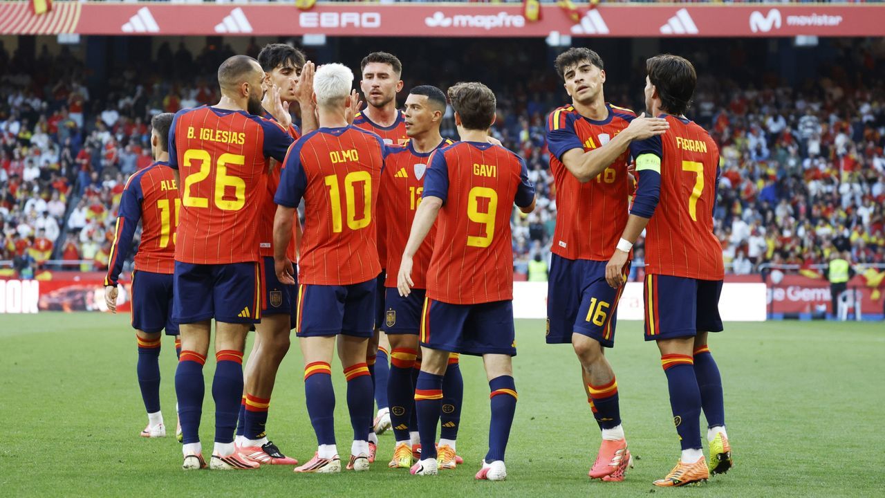 MartiLazaroChloeLaisne.La selecci�n espa�ola celebrando el gol de Ferran Torres ante Irak en Abanca Riazor