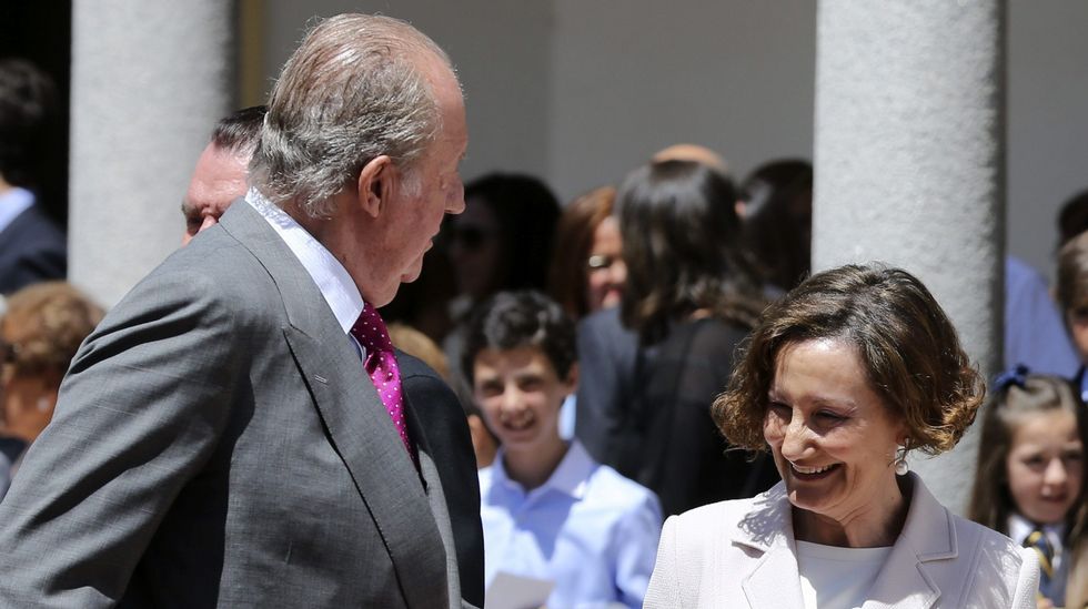 El rey Juan Carlos conversa con Paloma Rocasolano, a su salida de la iglesia.
