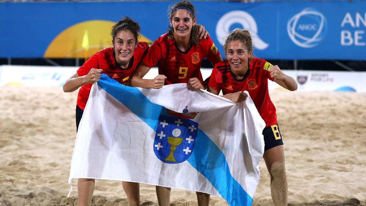 CAROL GONZÁLEZ (c), SARA TUI (dcha) y ANDREA MIRÓN | Campeonas del Mundo de Fútbol Sala. Además, Carol González fue nombrada como mejor jugadora del mundo de fútbol playa