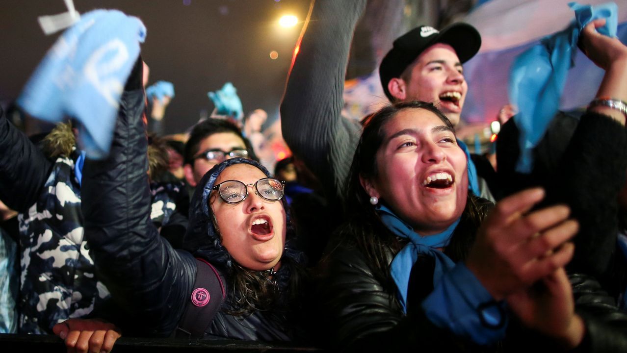 .Grupos antiaborto legal muestran los pañuelos celestes de la campaña