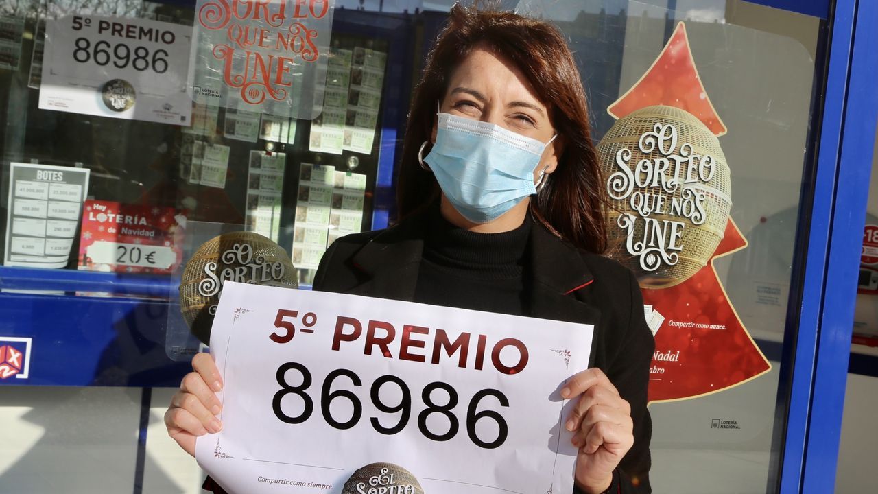 El 86986, un quinto premio, muy repartido por Galicia.Y en otra de la calle Pintor Ramón Buch. Mar, lotera de la administración de lotería número 32, feliz