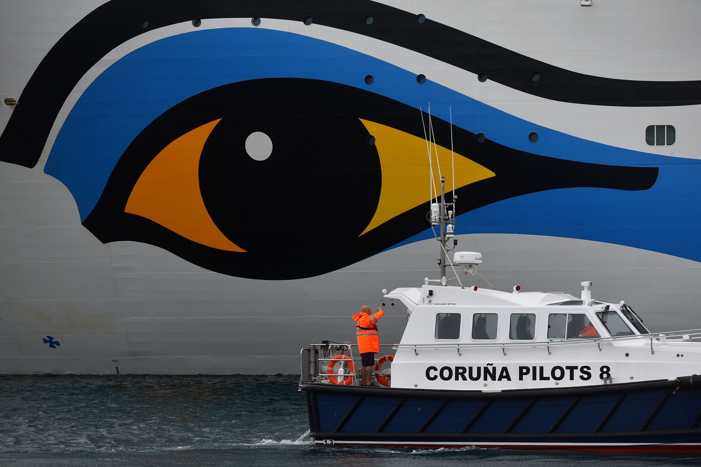 Proa do cruceiro Aidanova atracado no porto de A Corua. 27/12/2021