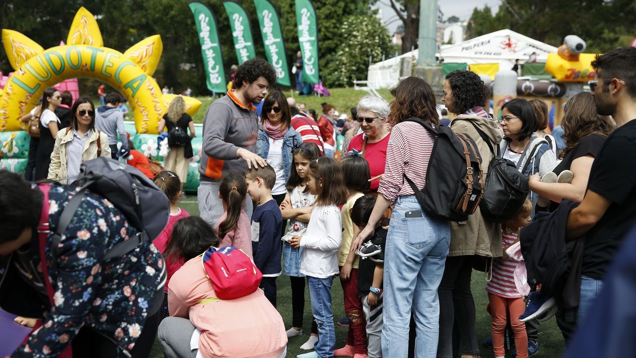 Xosé Luís Vilela Conde, director de La Voz de Galicia, entrega el Premio del concurso vídeos Na beira do río Sor al CEIP Francisco López Estrada (Mogor-Mañón. A Coruña). Recogen Pablo Sánchez González (coordinador y autor del vídeo), Alba Lage González y Sara Martínez Murias (alumnas)