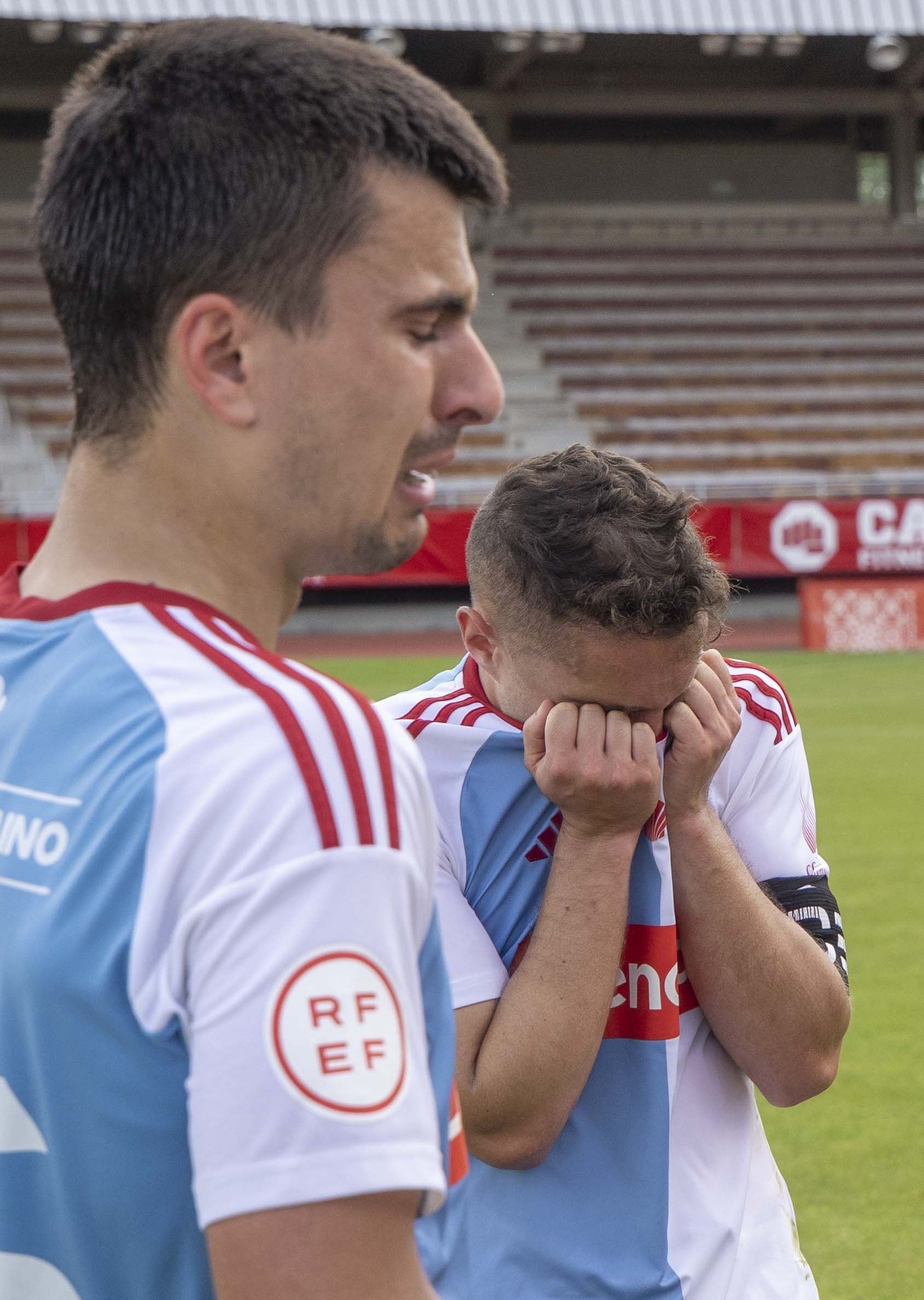 Os xogadores do SD Compostela choran polo descenso  Terceira Federacin. 03/05/2025