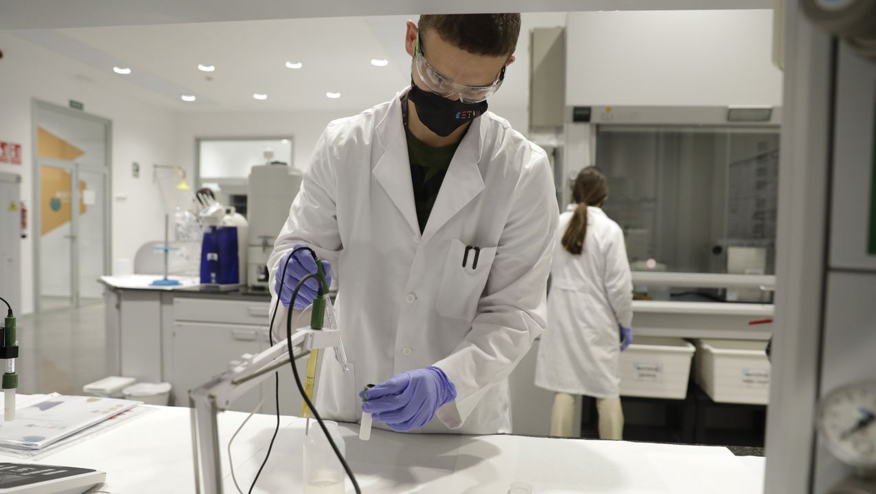Investigadores del Cetim trabajando en procesos de la industria de la madera