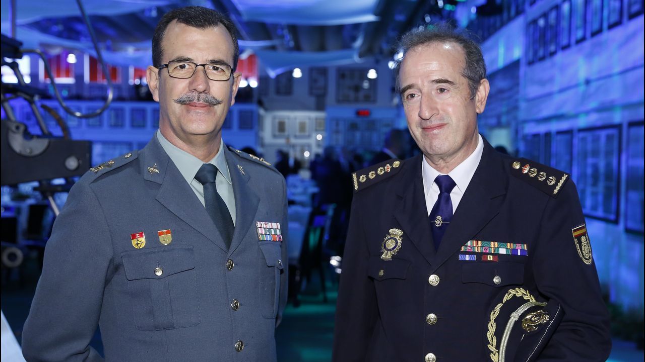 Francisco Vallejo Torres, responsable de Vodafone.El general Rodríguez y el comisario José Luis Balseiro